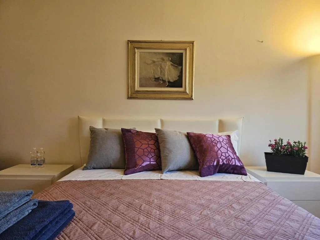 Matrimonial bed, gold-framed print